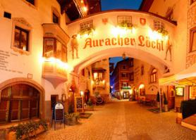 Rakouský hotel Auracher Löchl a vstup