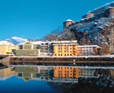 Rakouský hotel Auracher Löchl v zimě